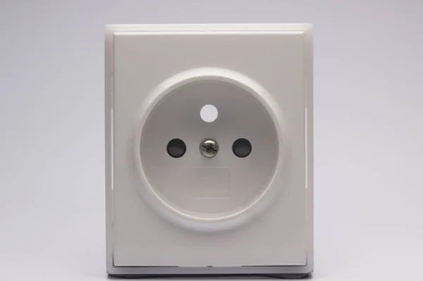 白色背景的插座和电源插座 — 图库照片