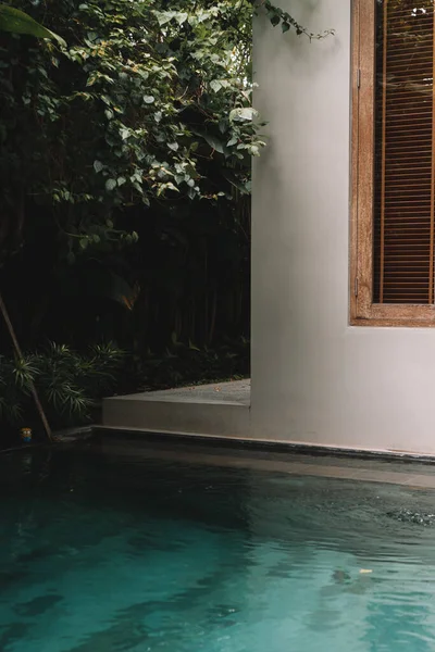 Bela Piscina Tropical Com Reflexo Água — Fotografia de Stock