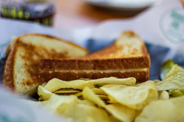 チーズとパンのサンドイッチ — ストック写真