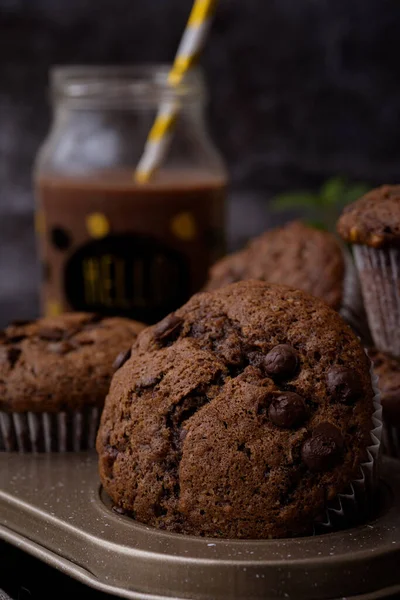 Muffins Mit Schokolade Auf Dem Tisch — Stockfoto