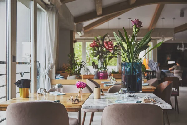 Schöne Tischdekoration Mit Blumen Und Stühlen — Stockfoto