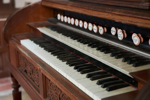 Viejo Teclado Piano Con Fondo Madera —  Fotos de Stock