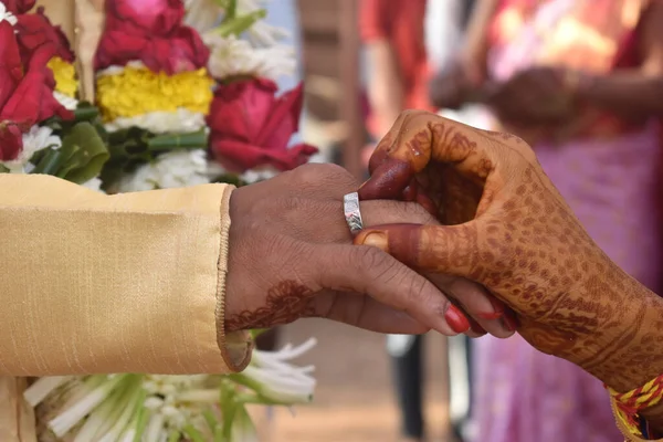 Руки Невесты Жениха — стоковое фото