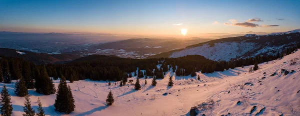 Dağların Ardında Güzel Bir Gün Batımı — Stok fotoğraf