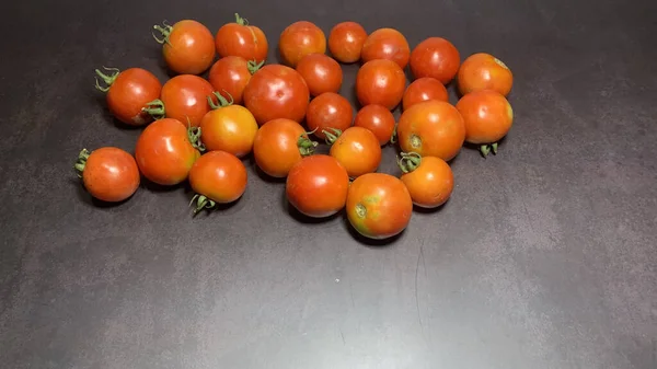 黒を基調とした新鮮な赤いトマト — ストック写真