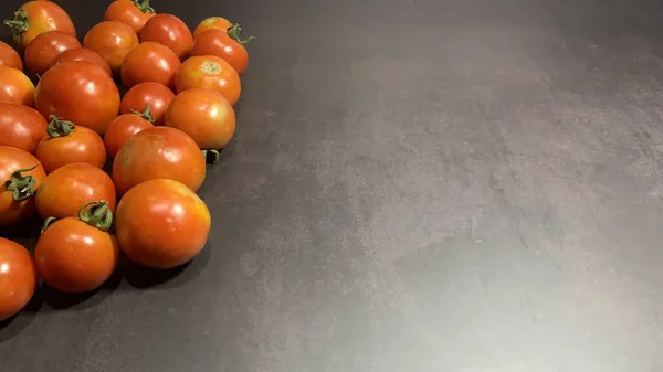 Tomates Rouges Fraîches Sur Fond Noir — Photo