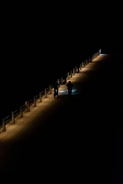 ビルの窓からの空港の眺め — ストック写真