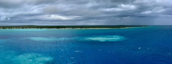 ヤシの木と青い空を持つ美しい熱帯ビーチの空中ビュー — ストック写真