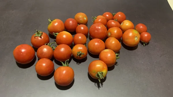 Świeże Czerwone Pomidory Czarnym Tle — Zdjęcie stockowe