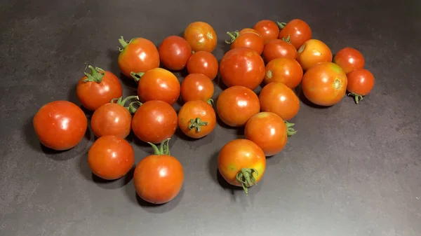 Verse Rode Tomaten Een Zwarte Achtergrond — Stockfoto