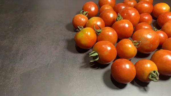 Tomates Vermelhos Frescos Sobre Fundo Preto — Fotografia de Stock