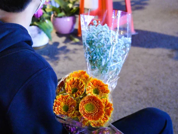 Een Man Met Een Boeket Bloemen — Stockfoto