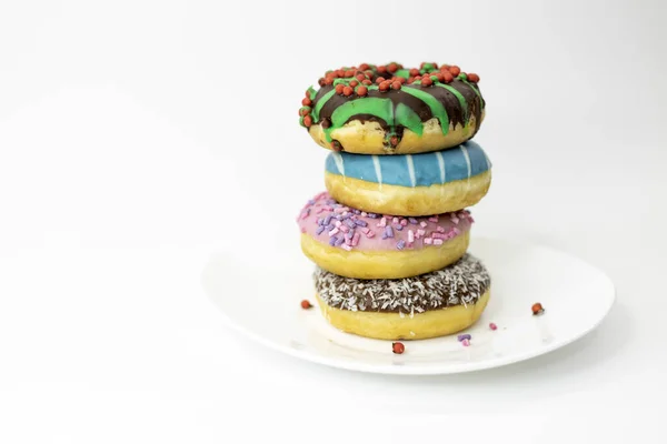 Donuts Mit Schokoladenglasur Auf Weißem Hintergrund — Stockfoto