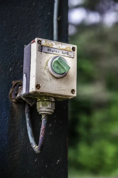 街上旧的生锈的金属探测器 — 图库照片