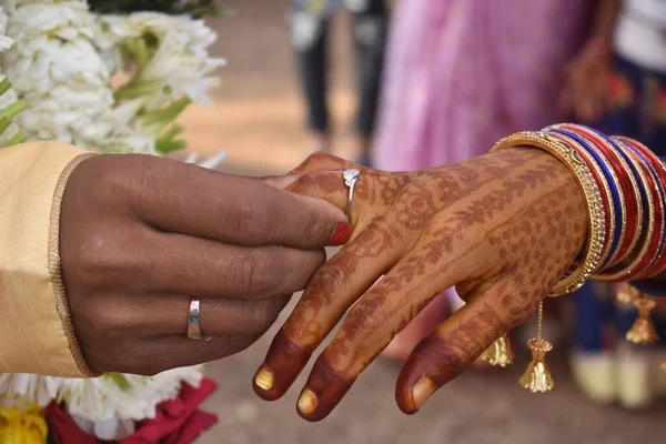 Manos Una Novia Novio — Foto de Stock