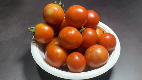 Tomates Rouges Fraîches Sur Fond Noir — Photo