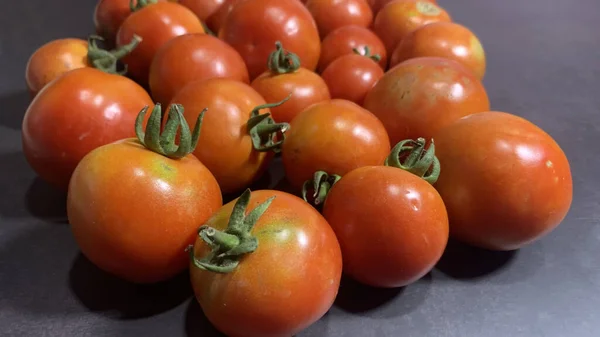 Tomates Vermelhos Frescos Sobre Fundo Preto — Fotografia de Stock