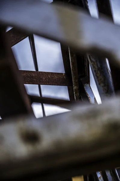 Bir Sürü Metali Olan Eski Ahşap Pencere — Stok fotoğraf
