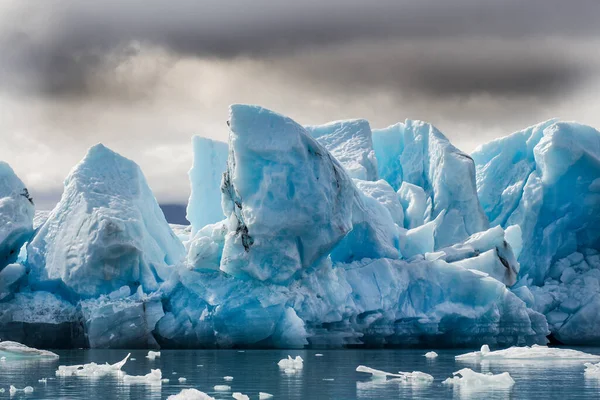 冰角在冰川泻湖 — 图库照片
