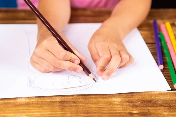 Criança Que Desenha Uma Mesa Madeira — Fotografia de Stock