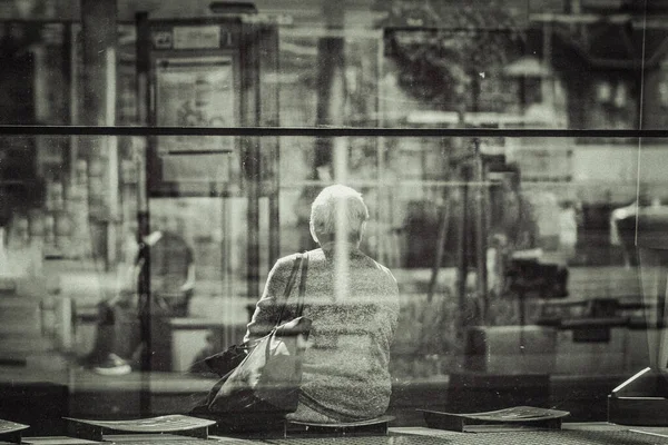 Kadın Kentte Bankta Oturuyor — Stok fotoğraf