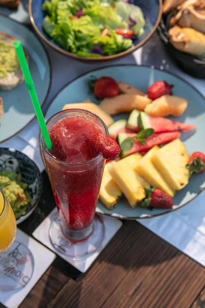 Deliciosa Ensalada Con Frutas Verduras Mesa — Foto de Stock