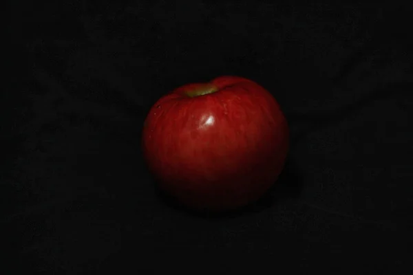 Rött Äpple Svart Bakgrund — Stockfoto