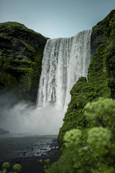 Schöner Wasserfall Den Bergen — Stockfoto