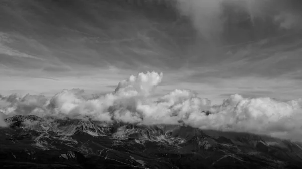 Schwarz Weiße Wolken Den Bergen — Stockfoto
