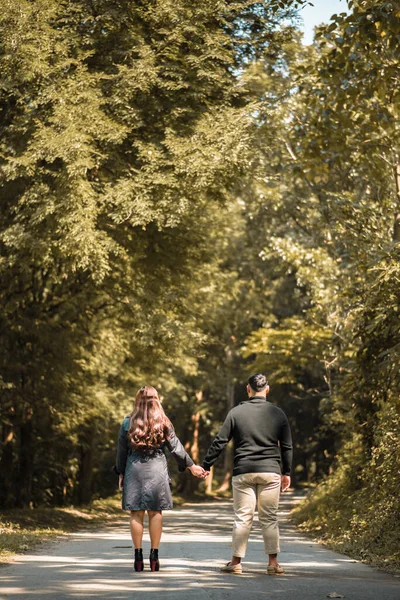 Jovem Casal Andando Parque — Fotografia de Stock