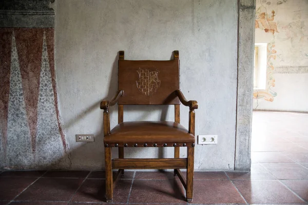 Stare Drewniane Krzesło Wnętrzu — Zdjęcie stockowe