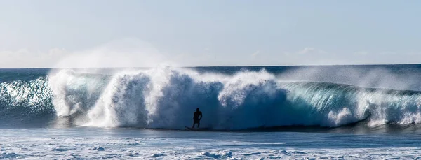 Hombre Está Rompiendo Una Ola Playa —  Fotos de Stock