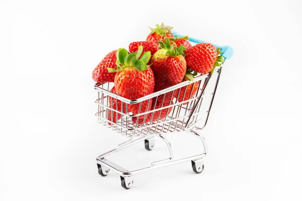 购物车里有新鲜成熟的草莓 健康的营养食品 夏天的概念 — 图库照片