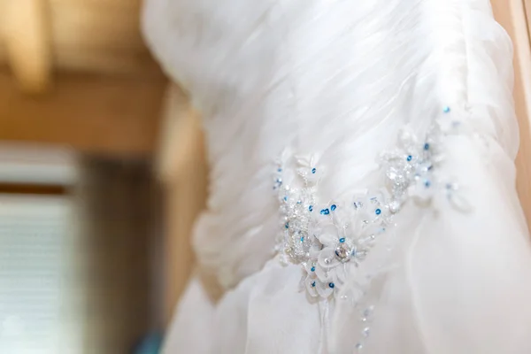 白い背景のウェディングドレス — ストック写真