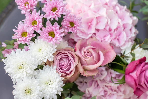 Gyönyörű Rózsaszín Rózsa Csokor Egy Vázában — Stock Fotó