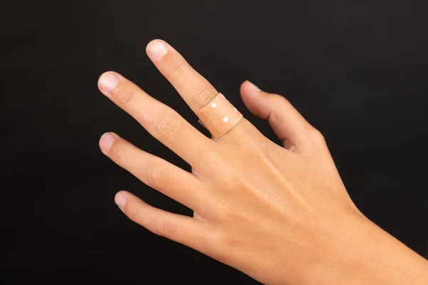 Mão Mulher Com Manicure Fundo Preto — Fotografia de Stock