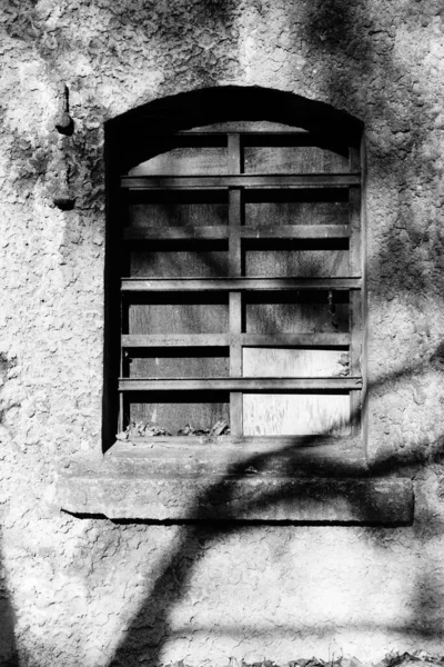 壁のある古い木の窓 — ストック写真