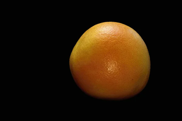 在黑色背景上分离出来的橙子 — 图库照片