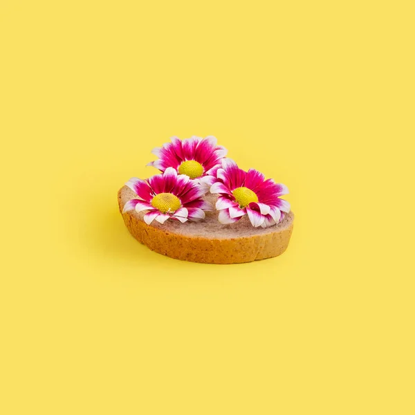 Brood Met Bloemen Een Gele Achtergrond — Stockfoto
