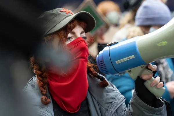 Una Chica Con Una Máscara Arma Ciudad — Foto de Stock