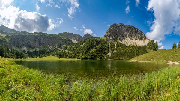 Dağlardaki Gölün Güzel Manzarası — Stok fotoğraf