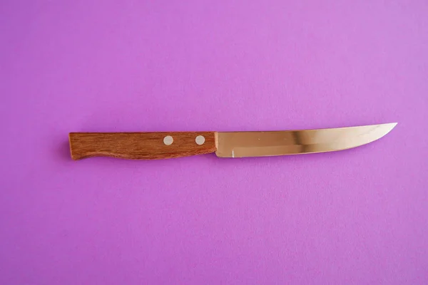 Messer Und Küchenmesser Auf Rosa Hintergrund — Stockfoto