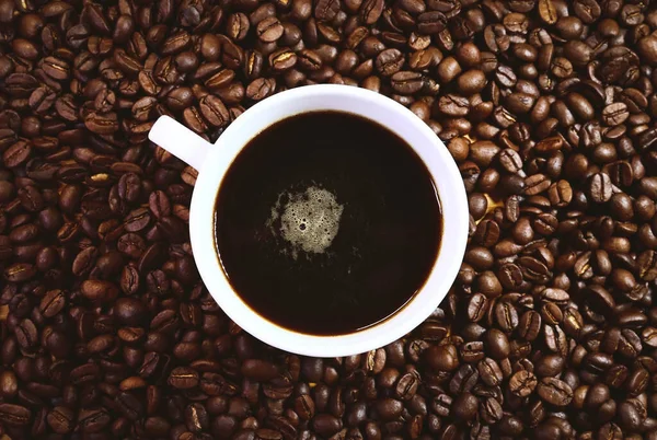 Csésze Kávé Pörkölt Babbal Fehér Alapon — Stock Fotó