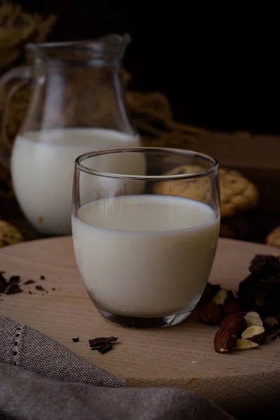 Mjölk Och Glas Trä Bakgrund — Stockfoto