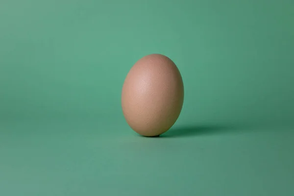 Kurczak Jaj Zielonym Tle — Zdjęcie stockowe