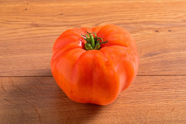 Frische Reife Tomaten Auf Holzgrund — Stockfoto