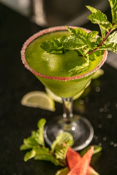 Cocktail Mit Limette Und Minze Auf Schwarzem Hintergrund — Stockfoto