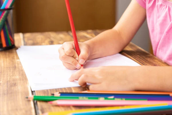 Kleines Mädchen Zeichnet Ein Papier Mit Bleistift Auf Dem Tisch — Stockfoto