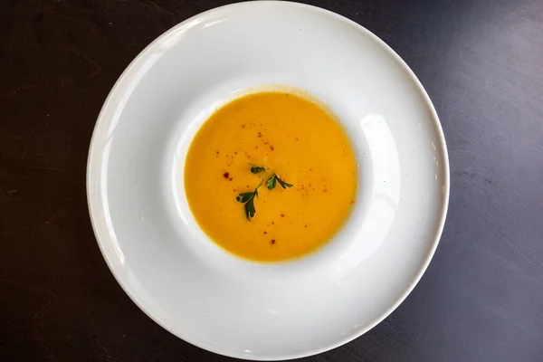 Soupe Citrouille Avec Crème Graines Sur Fond Noir — Photo