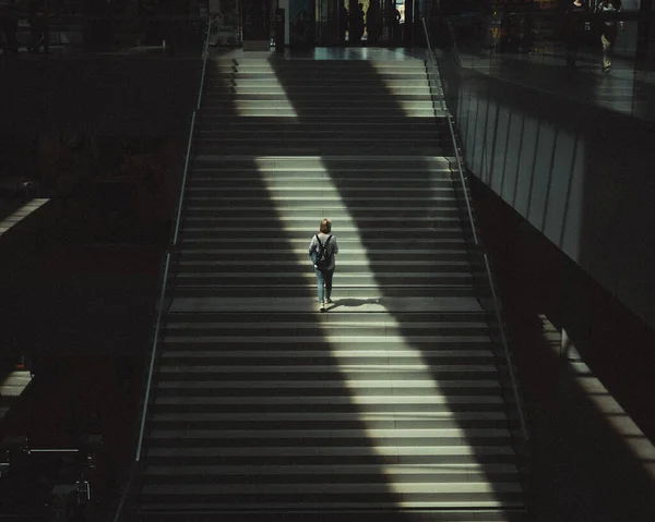 Mujer Caminando Por Los Escalones Ciudad — Foto de Stock